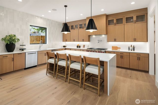 8016 Fairway Drive NE, Seattle, WA 98115