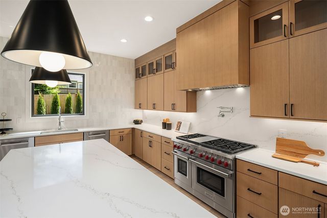 8016 Fairway Drive NE, Seattle, WA 98115