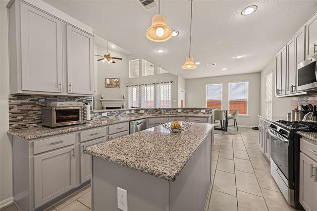 1914 Walnut Green Circle, Rosenberg, TX 77471