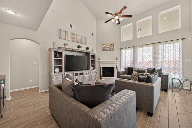 1914 Walnut Green Circle, Rosenberg, TX 77471