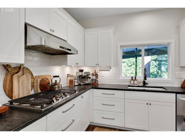2206 N THORNE St, Newberg, OR 97132