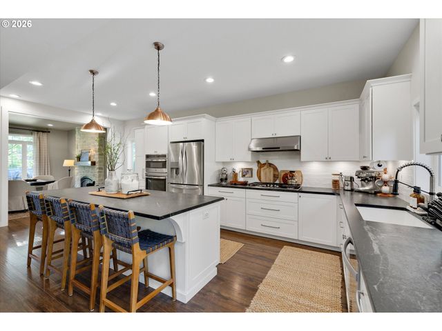 2206 N THORNE St, Newberg, OR 97132