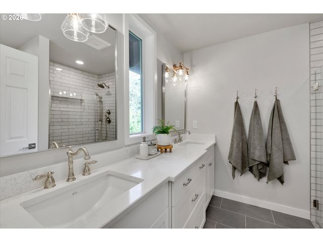 2206 N THORNE St, Newberg, OR 97132