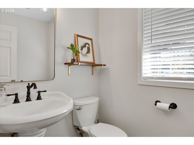 2206 N THORNE St, Newberg, OR 97132