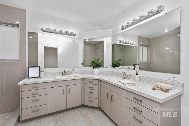 8359 W Willowdale Dr, Garden City, ID 83714