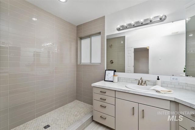 8359 W Willowdale Dr, Garden City, ID 83714