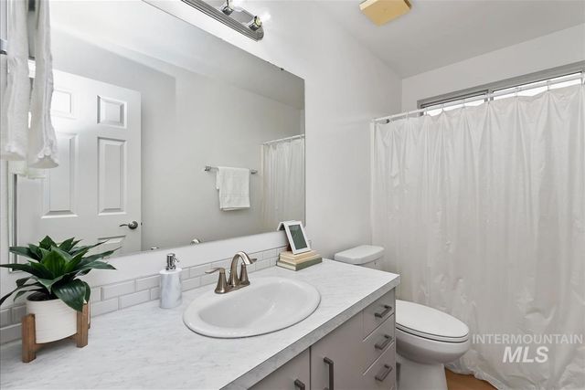 8359 W Willowdale Dr, Garden City, ID 83714