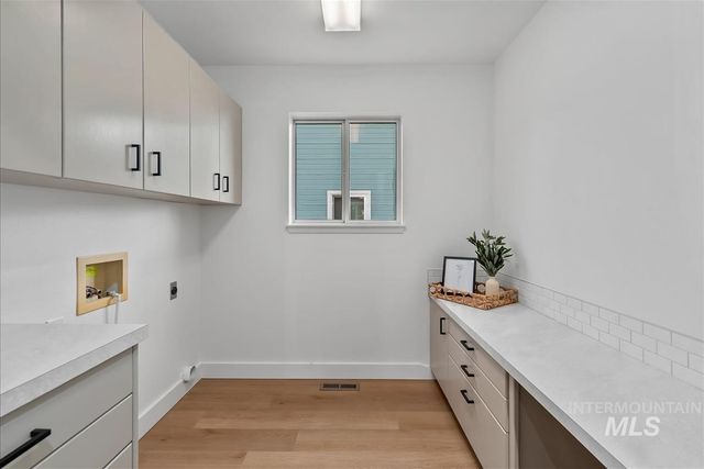 8359 W Willowdale Dr, Garden City, ID 83714