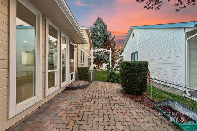 8359 W Willowdale Dr, Garden City, ID 83714