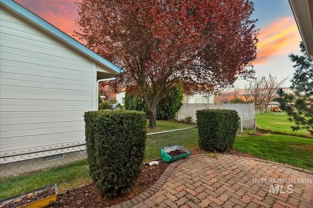 8359 W Willowdale Dr, Garden City, ID 83714