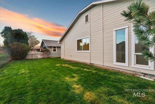 8359 W Willowdale Dr, Garden City, ID 83714