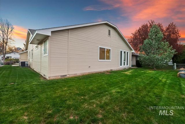 8359 W Willowdale Dr, Garden City, ID 83714