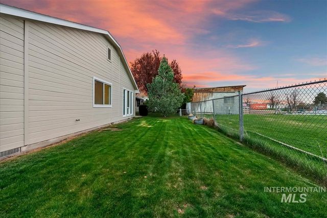 8359 W Willowdale Dr, Garden City, ID 83714