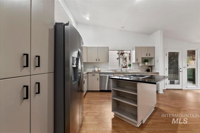 8359 W Willowdale Dr, Garden City, ID 83714