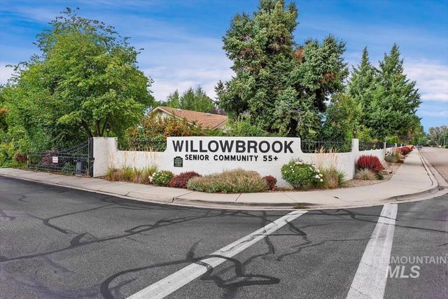 8359 W Willowdale Dr, Garden City, ID 83714