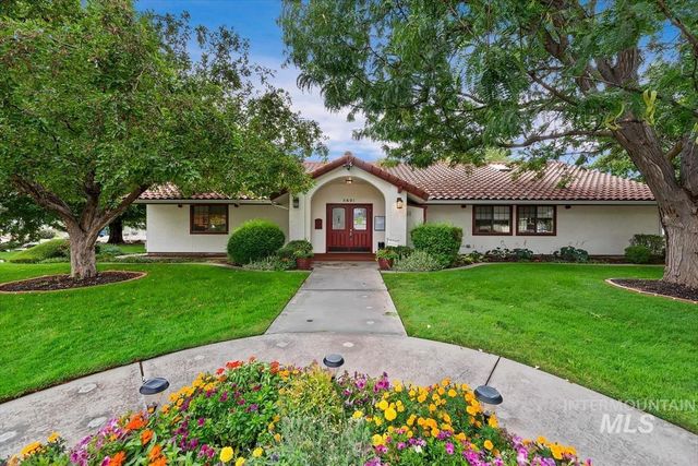 8359 W Willowdale Dr, Garden City, ID 83714