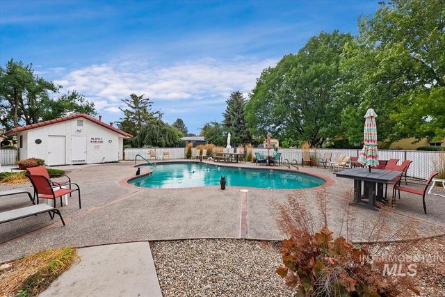 8359 W Willowdale Dr, Garden City, ID 83714