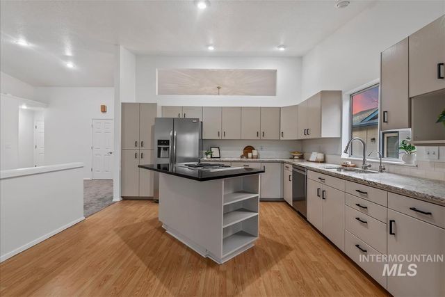 8359 W Willowdale Dr, Garden City, ID 83714