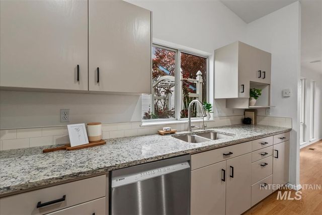 8359 W Willowdale Dr, Garden City, ID 83714