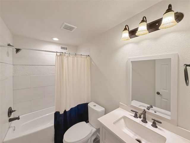 614 Red Oak Woods, Canyon Lake, TX 78133