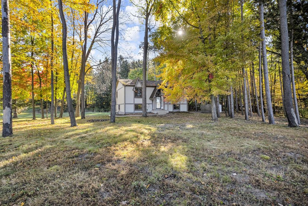 4042 Burns Road, Howell, MI 48855