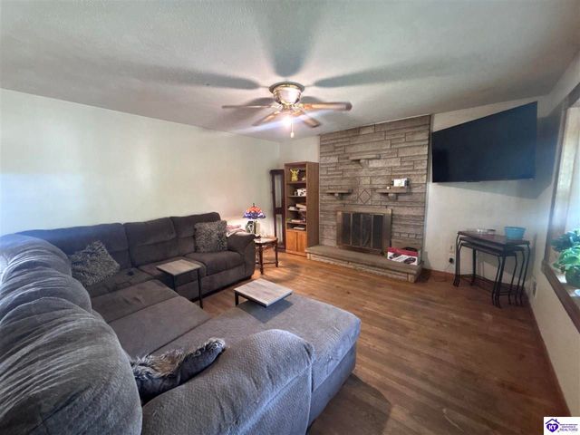 9022 Wanlou Drive, Louisville, KY 40272