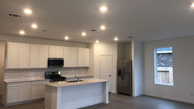 421 Robin Street, Angleton, TX 77515