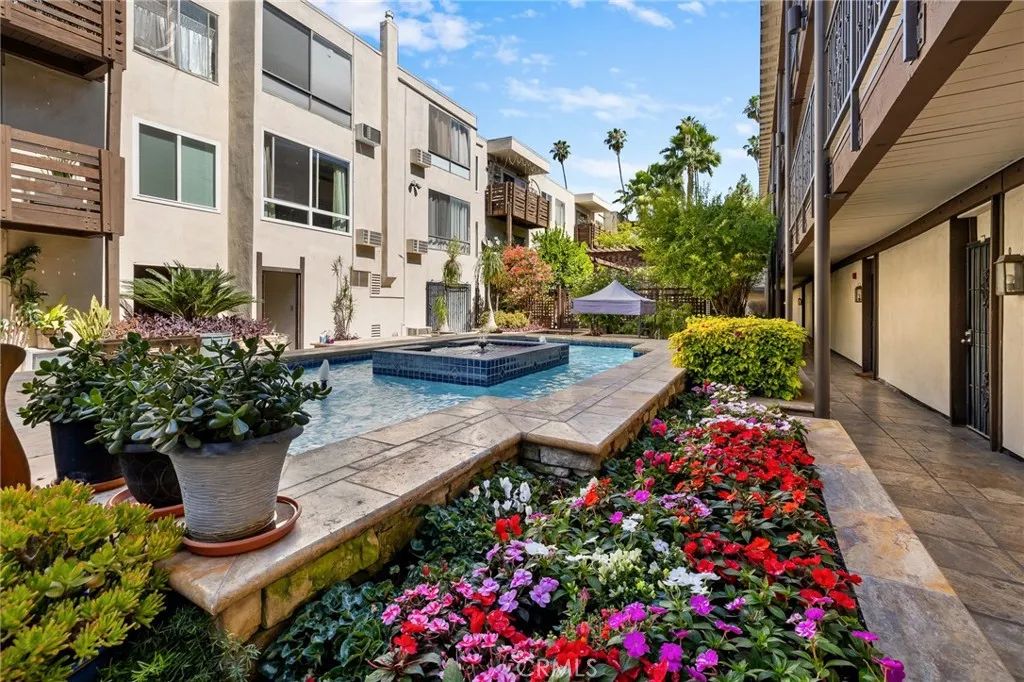 Image 1 of property listing at 525 S Ardmore Avenue 257, Los Angeles, CA 90020