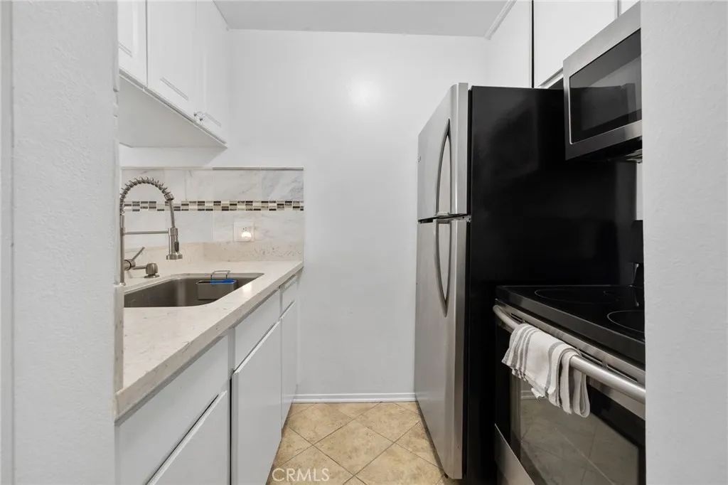 Image 12 of property listing at 525 S Ardmore Avenue 257, Los Angeles, CA 90020