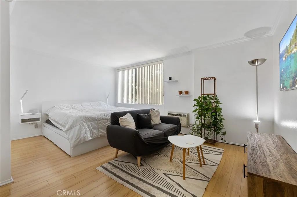 Image 3 of property listing at 525 S Ardmore Avenue 257, Los Angeles, CA 90020