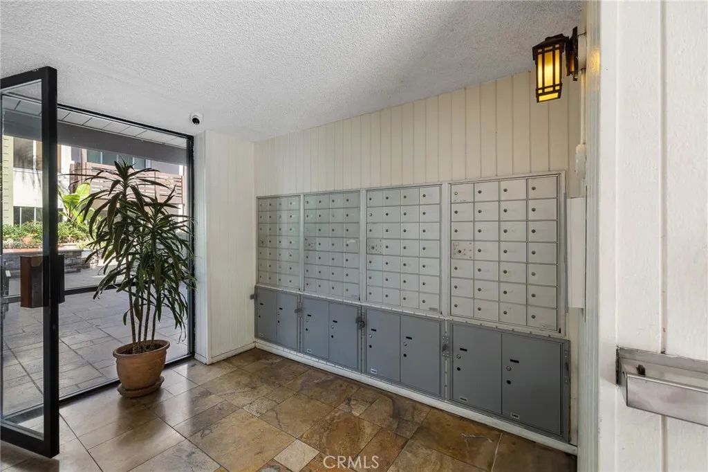 Image 31 of property listing at 525 S Ardmore Avenue 257, Los Angeles, CA 90020