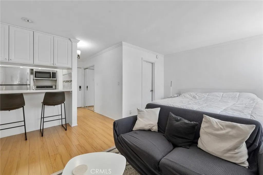 Image 5 of property listing at 525 S Ardmore Avenue 257, Los Angeles, CA 90020