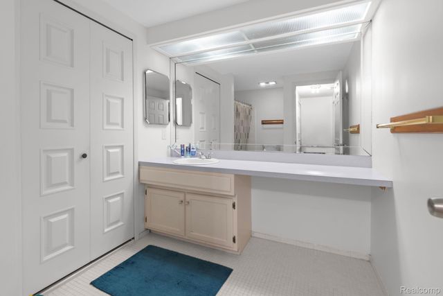 29876 City Center Drive 4, Warren, MI 48093