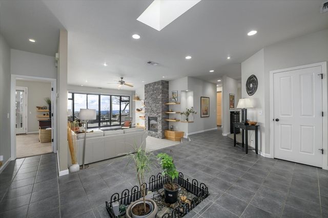 1160 N Circle Dr, Diamond Springs, CA 95619