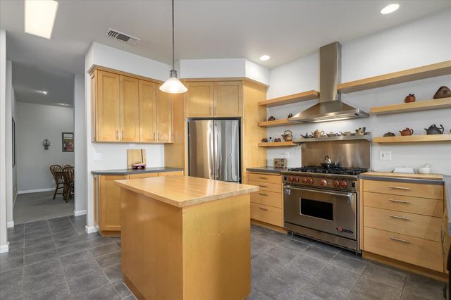 1160 N Circle Dr, Diamond Springs, CA 95619