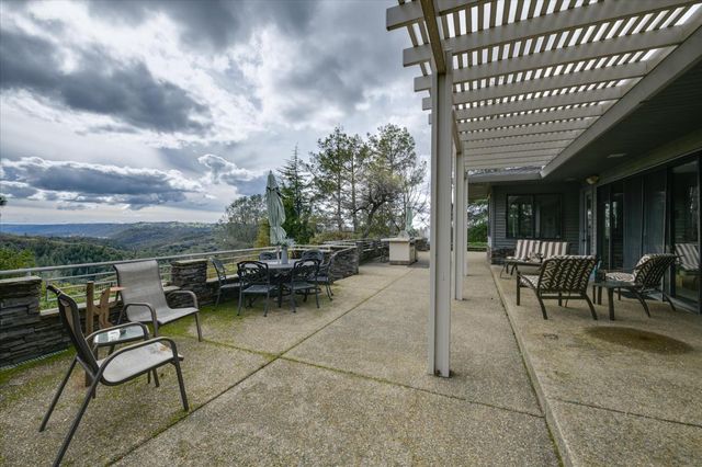 1160 N Circle Dr, Diamond Springs, CA 95619