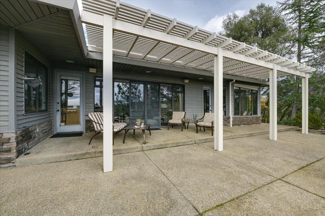 1160 N Circle Dr, Diamond Springs, CA 95619