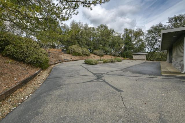 1160 N Circle Dr, Diamond Springs, CA 95619