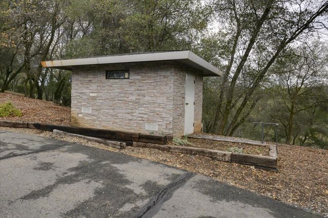 1160 N Circle Dr, Diamond Springs, CA 95619