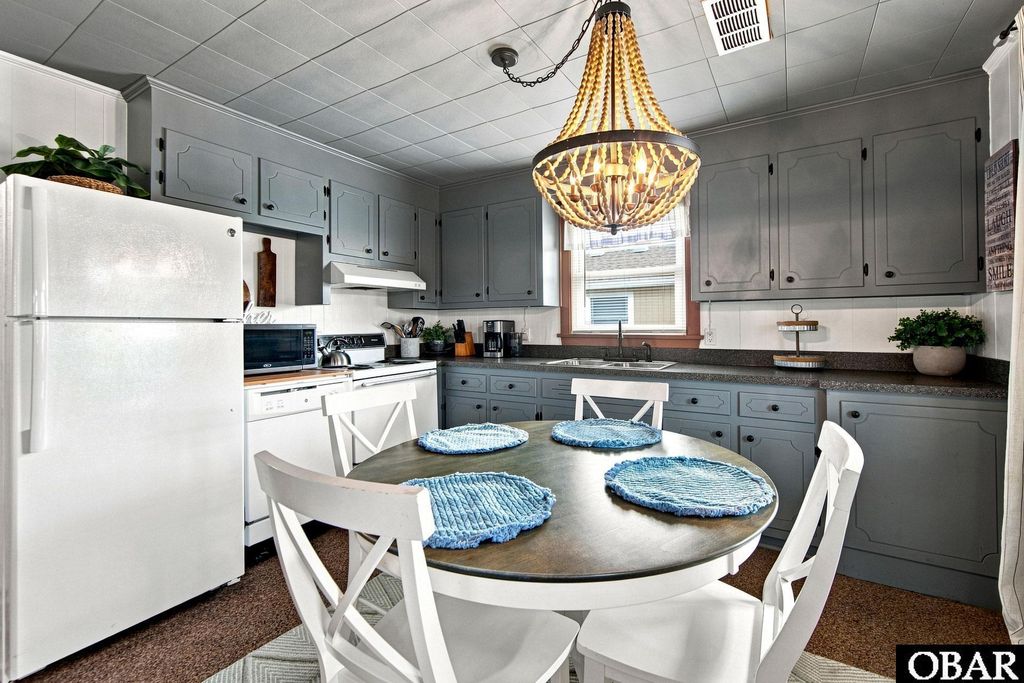 Image 11 of property listing at 200 E Barnes Street, Nags Head, NC 27959