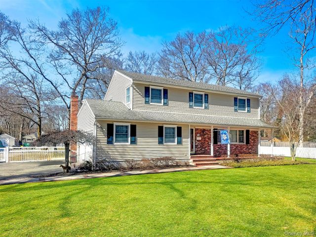 14 Hillside Avenue, Saint James, NY 11780