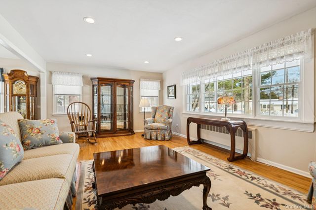 14 Hillside Avenue, Saint James, NY 11780