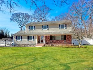 14 Hillside Avenue, Saint James, NY 11780