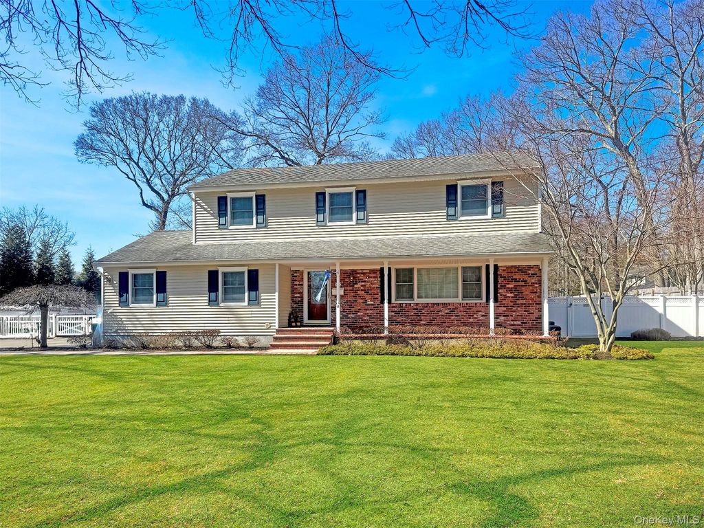 14 Hillside Avenue, Saint James, NY 11780