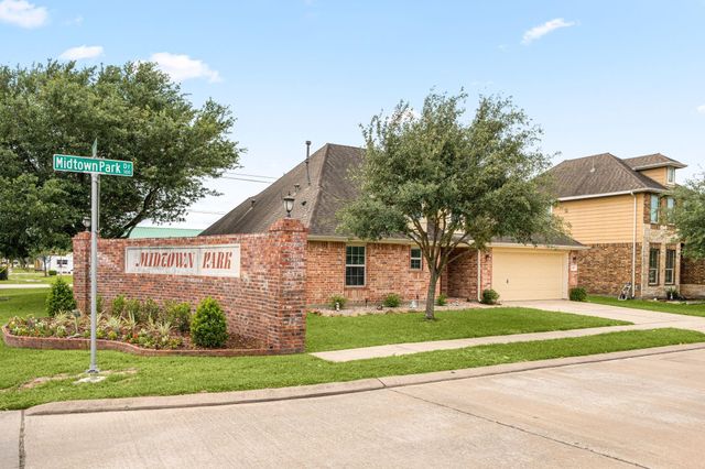 195 Midtown Park Drive, Alvin, TX 77511
