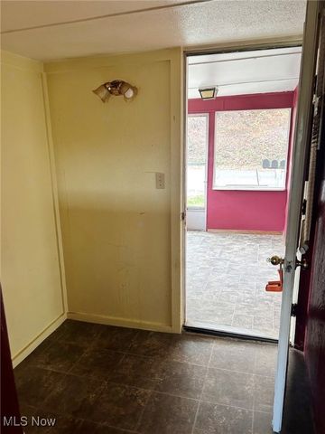 6813 Superior Road SE, Uhrichsville, OH 44683