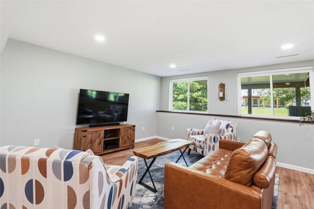 6114 Pinewood Court, Johnston, IA 50131
