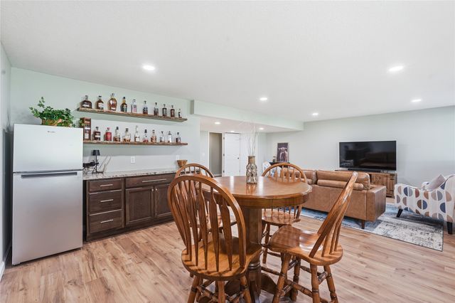 6114 Pinewood Court, Johnston, IA 50131
