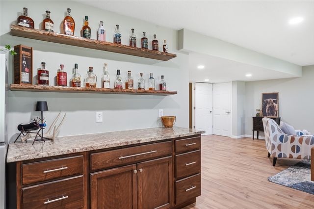 6114 Pinewood Court, Johnston, IA 50131