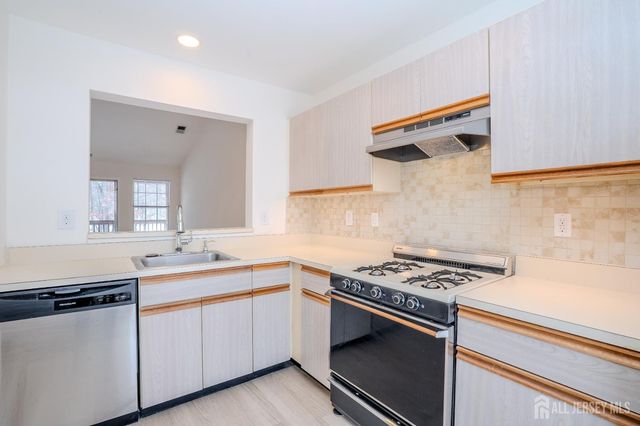 32 Tanglewood Court, South Brunswick, NJ 08852